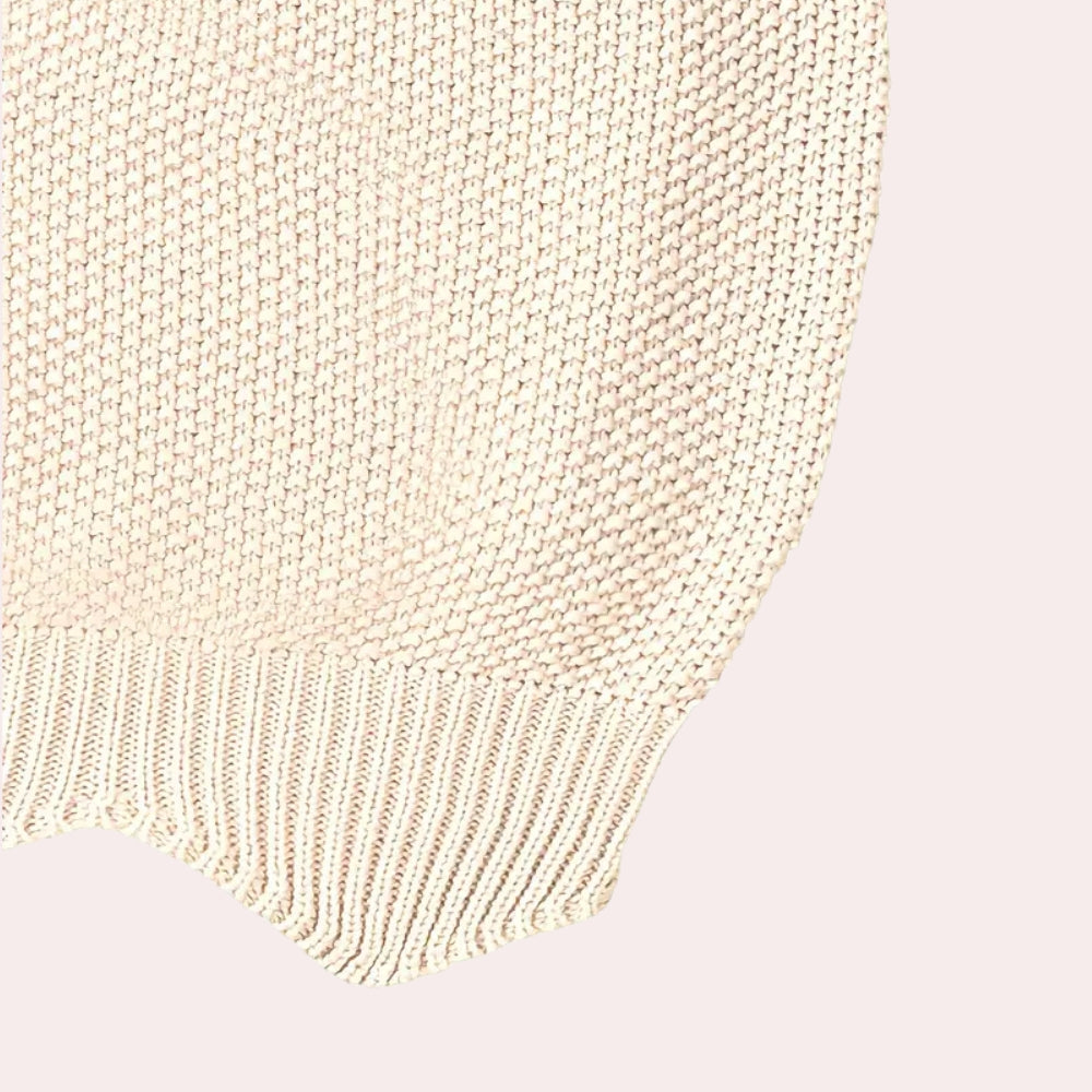 Women's sleeveless sweater with a round neck - Simple and versatile