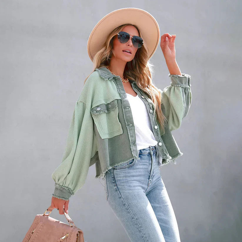 Women’s cropped denim jacket with frayed hem – Fitted and trendy