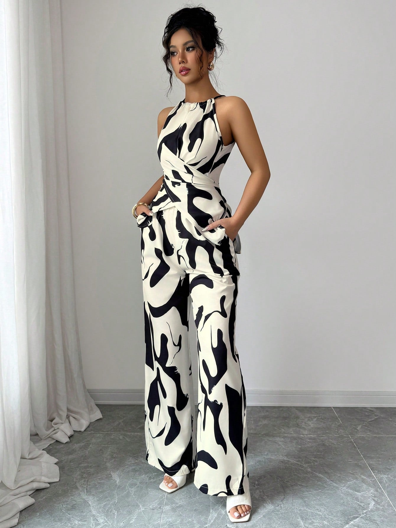 Combinaison femme dos nu imprimé noir et blanc