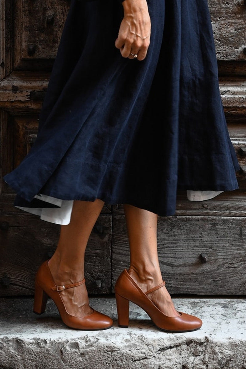 Women's pumps with wide heel – Round toe and adjustable buckle strap