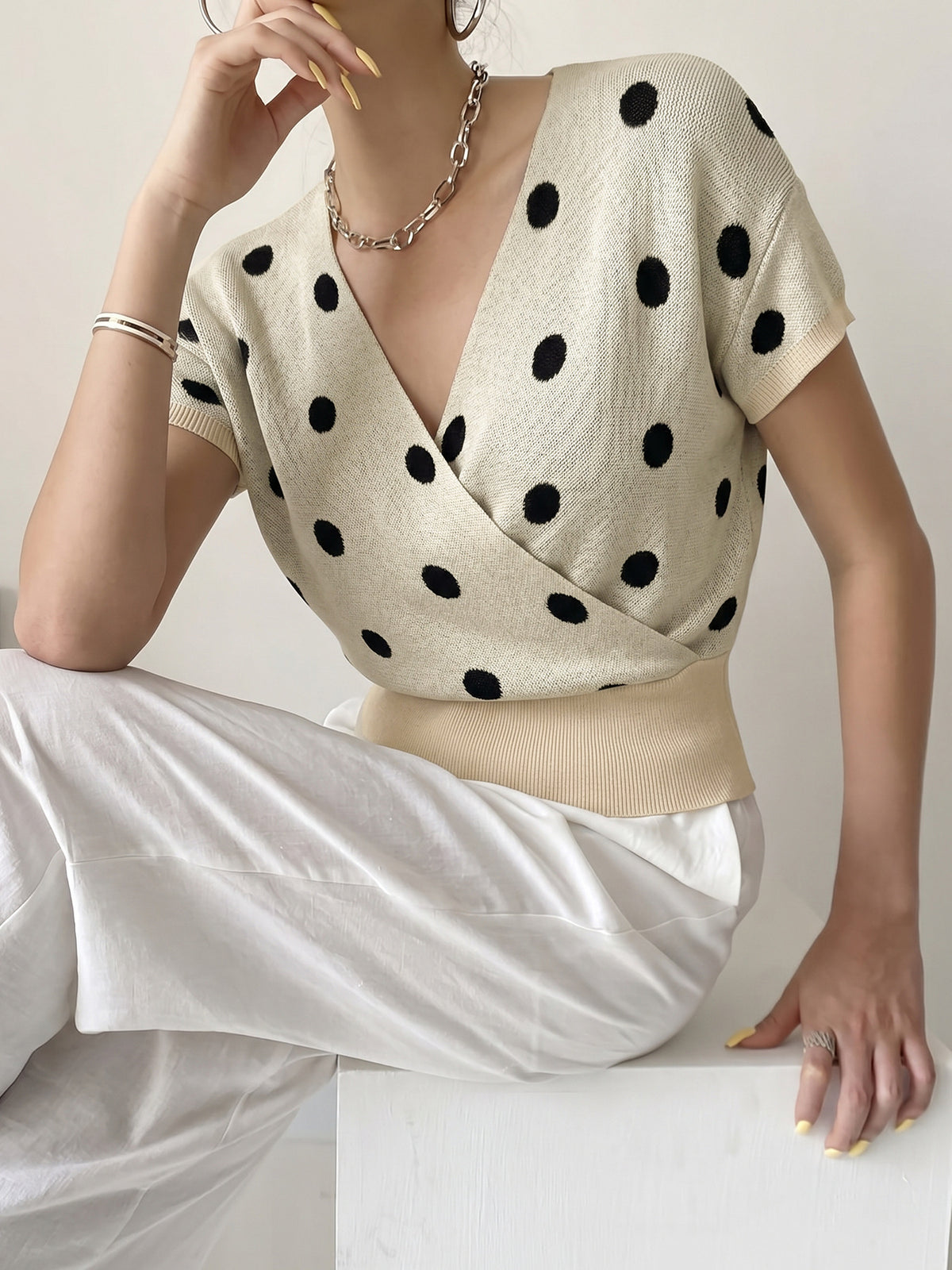 Top maille femme col V a pois - Leger et charmant