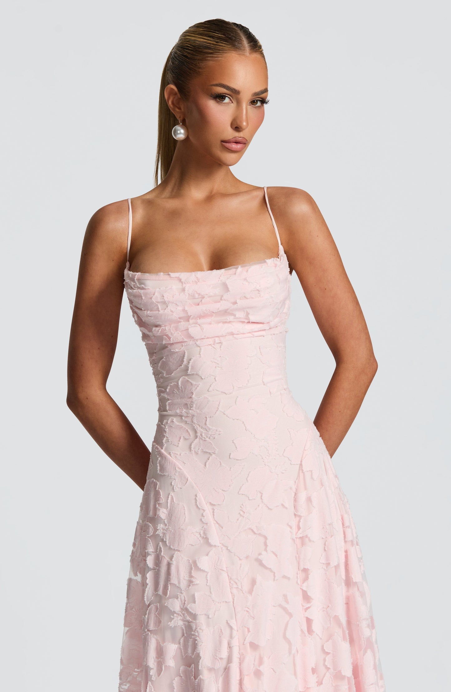 Abito lungo floreale donna con collo drappeggiato e schiena con lacci - Fluido ed elegante