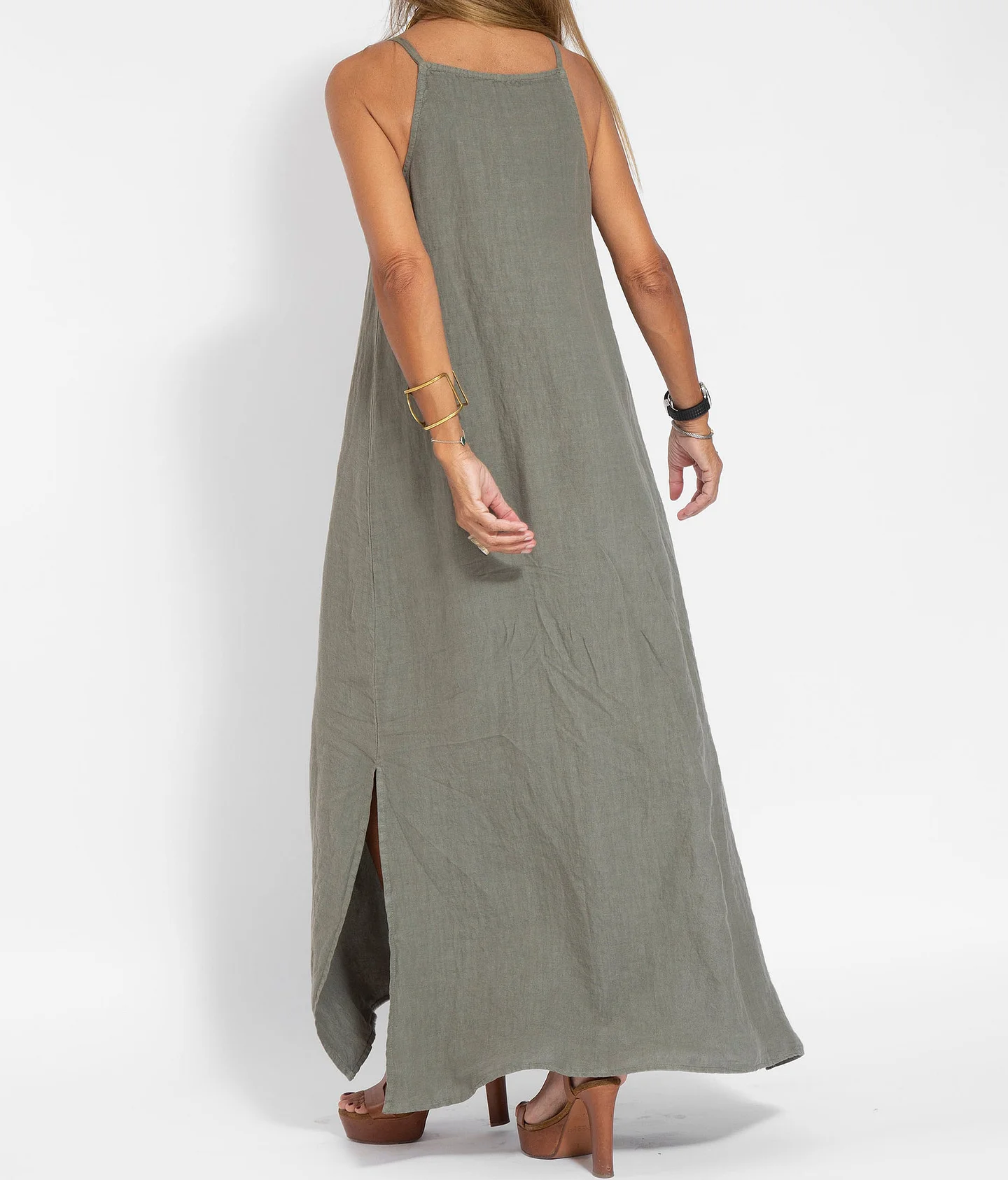 Robe longue fluide à bretelles fines – Élégance estivale assurée