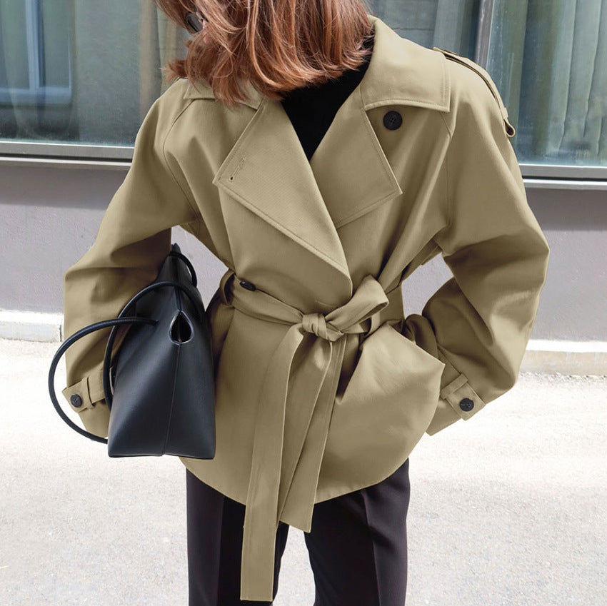 Loose-fitting women's trench coat with belt - Elegant and timeless