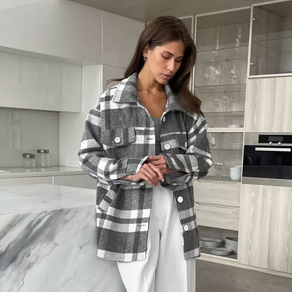 Women’s plaid coat with a wide tie collar – Chic and cozy