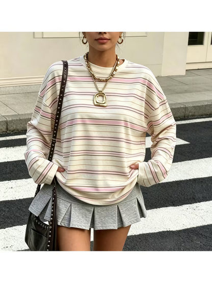 T-shirt til kvinder med prik- og stribemønster - Frisk og casual