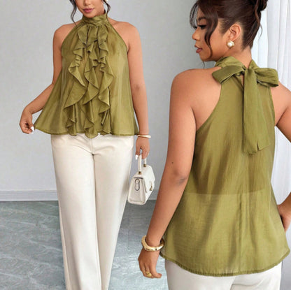 Top donna taglia grande con collo halter e orlo volant.