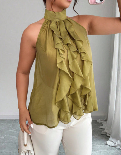 Top donna taglia grande con collo halter e orlo volant.