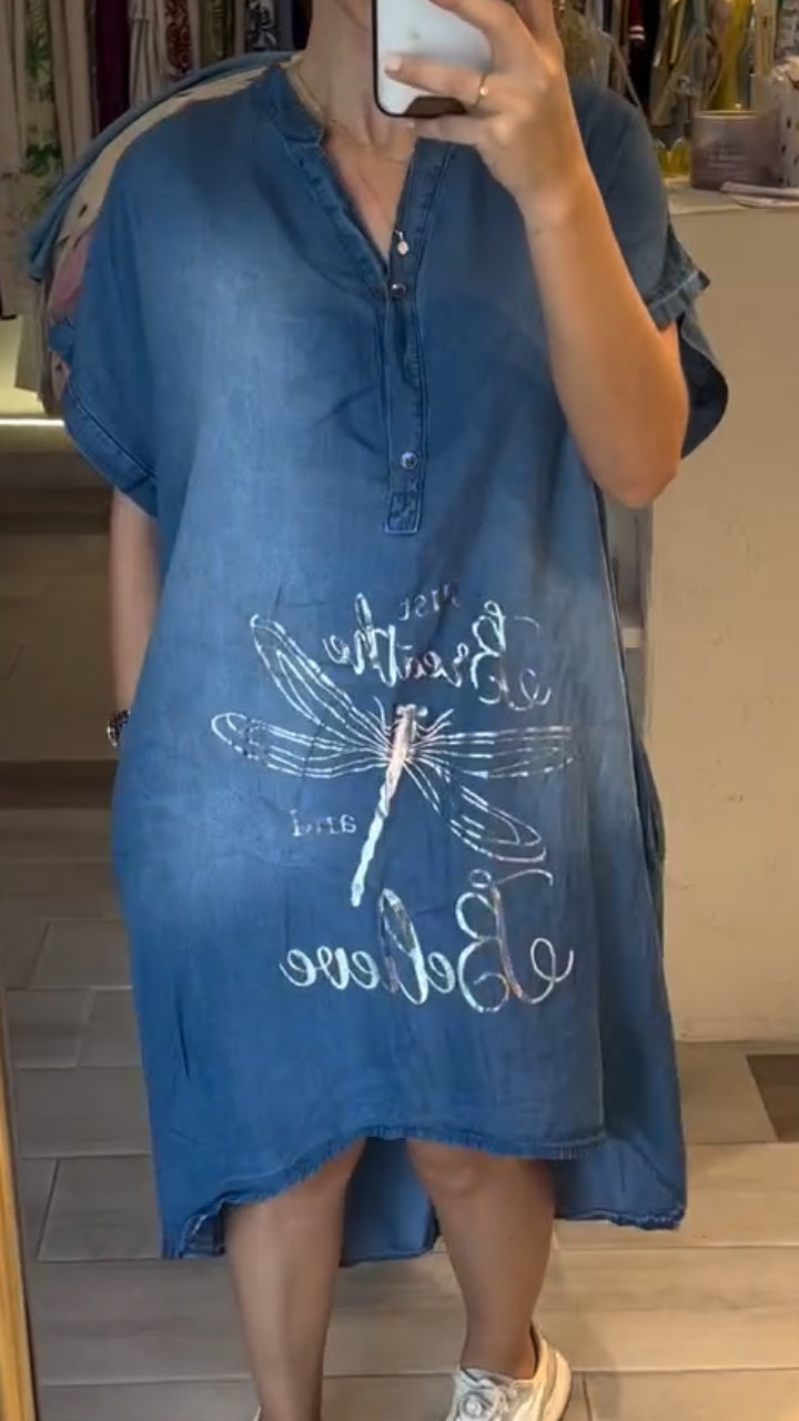Robe en jean décontractée pour femme avec col en V et boutons, idéale pour un style quotidien