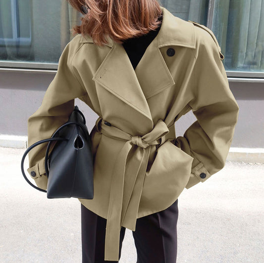 Loose-fitting women's trench coat with belt - Elegant and timeless