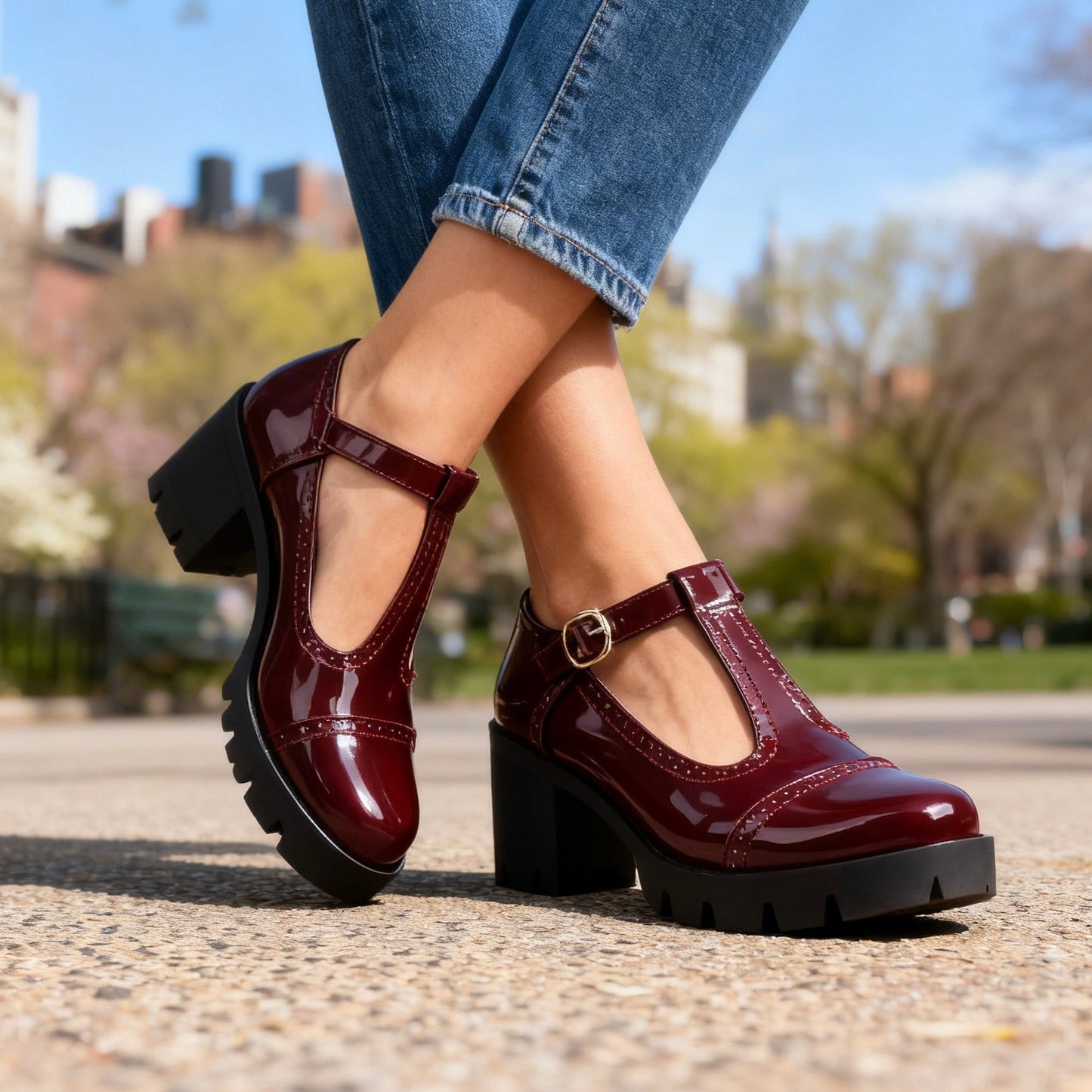 Mocassins Brogue T-Strap Vernis Daisy – Talon Bloc d’Inspiration Vintage