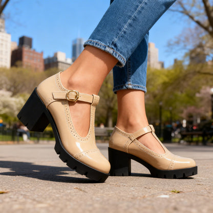 Mocassins Brogue T-Strap Vernis Daisy – Talon Bloc d’Inspiration Vintage