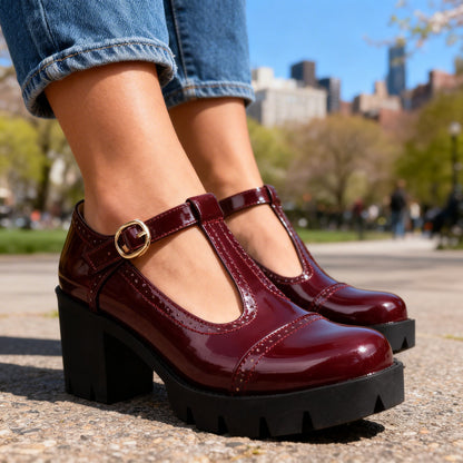 Mocassins Brogue T-Strap Vernis Daisy – Talon Bloc d’Inspiration Vintage