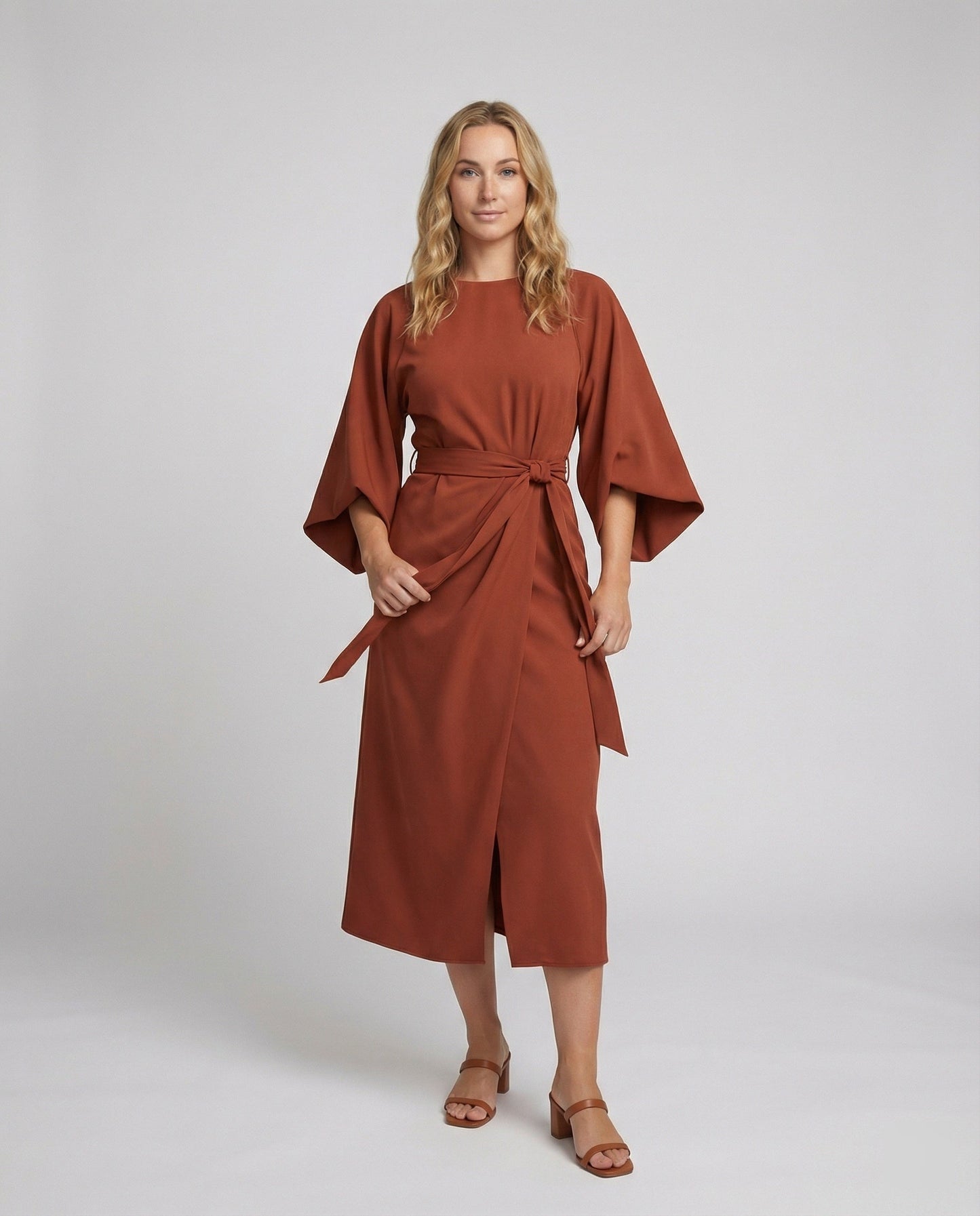Robe Midi Élégante Femme – Coupe Portefeuille Ceinturée Manches Lanternes
