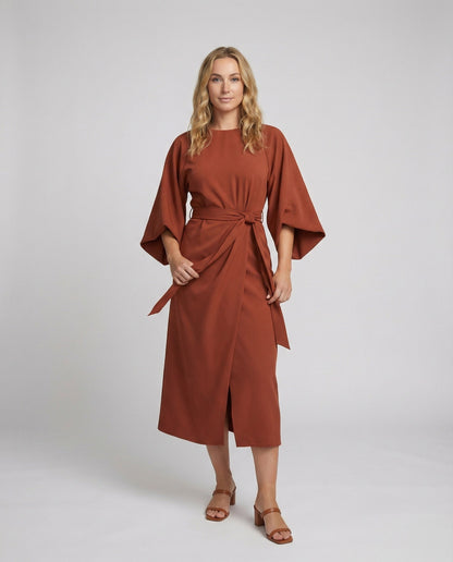 Robe Midi Élégante Femme – Coupe Portefeuille Ceinturée Manches Lanternes