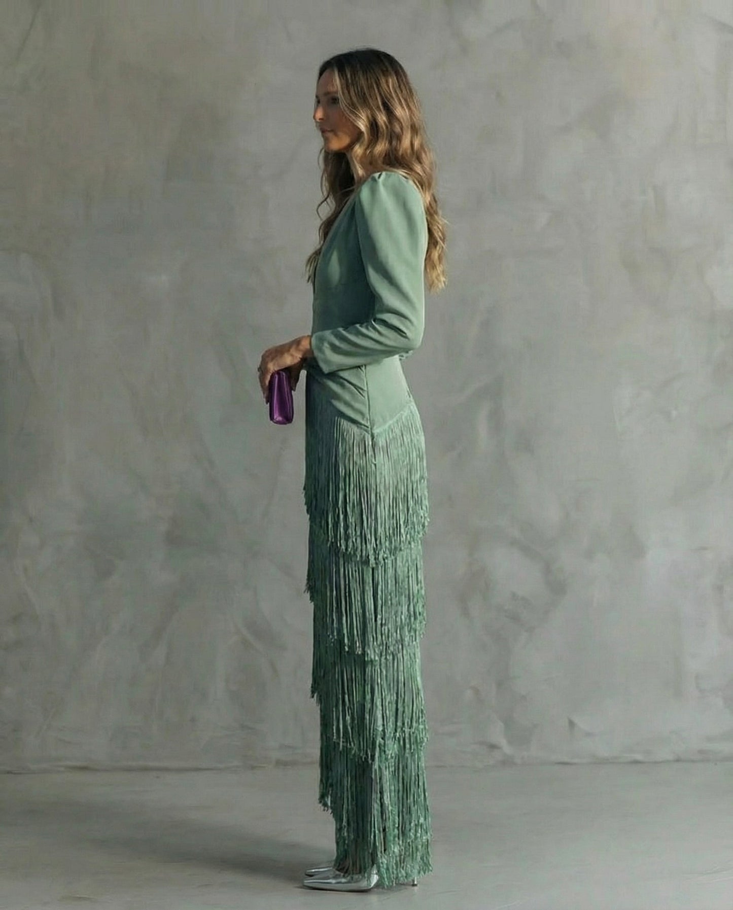Elegant women's dress with fringed sleeves - Chic and refined