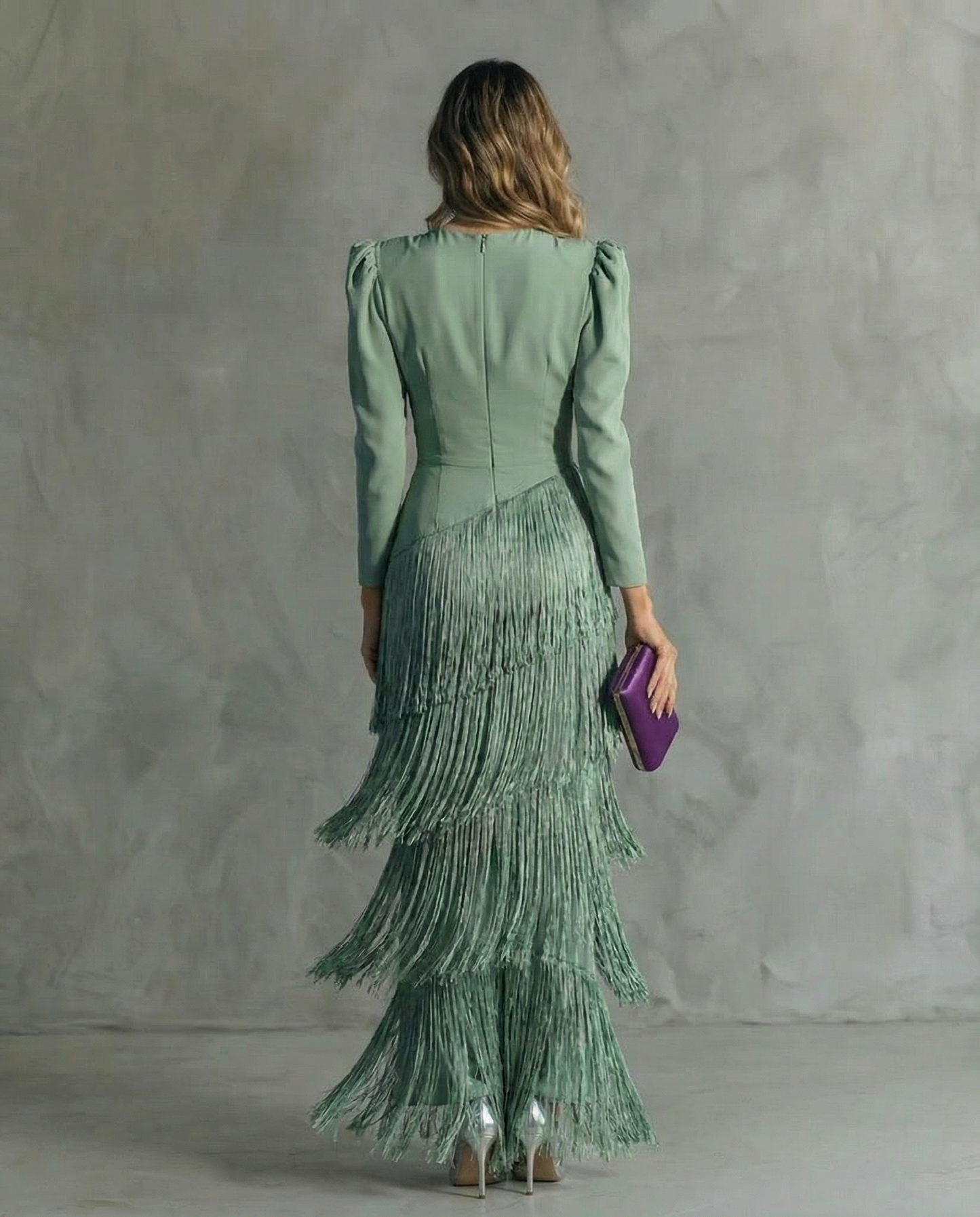 Elegant women's dress with fringed sleeves - Chic and refined