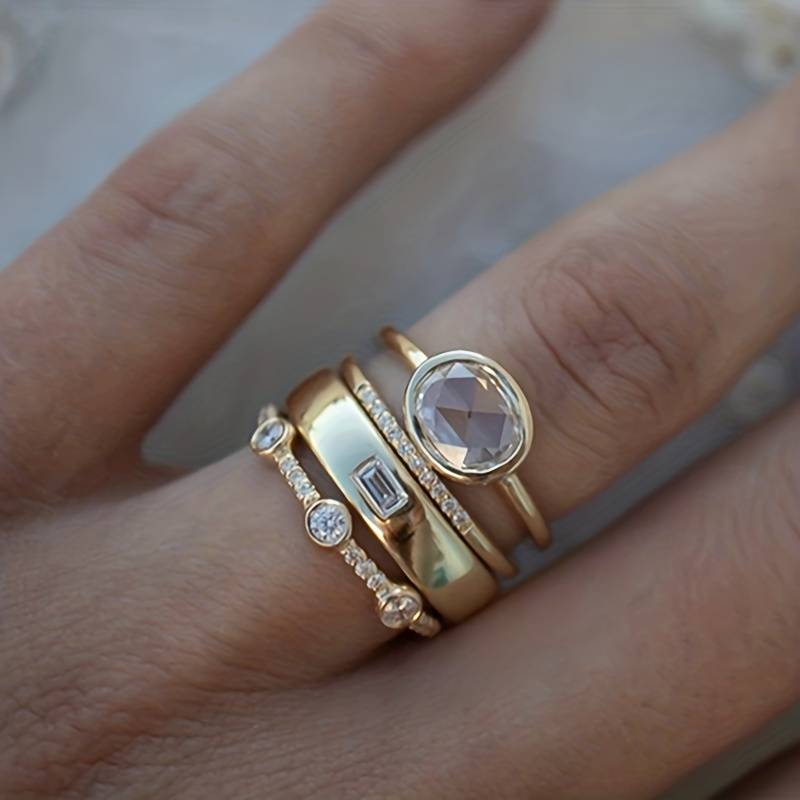 Set de anillos dorados de circonita para mujer, de lujo: estilo vintage elegante y luminoso.