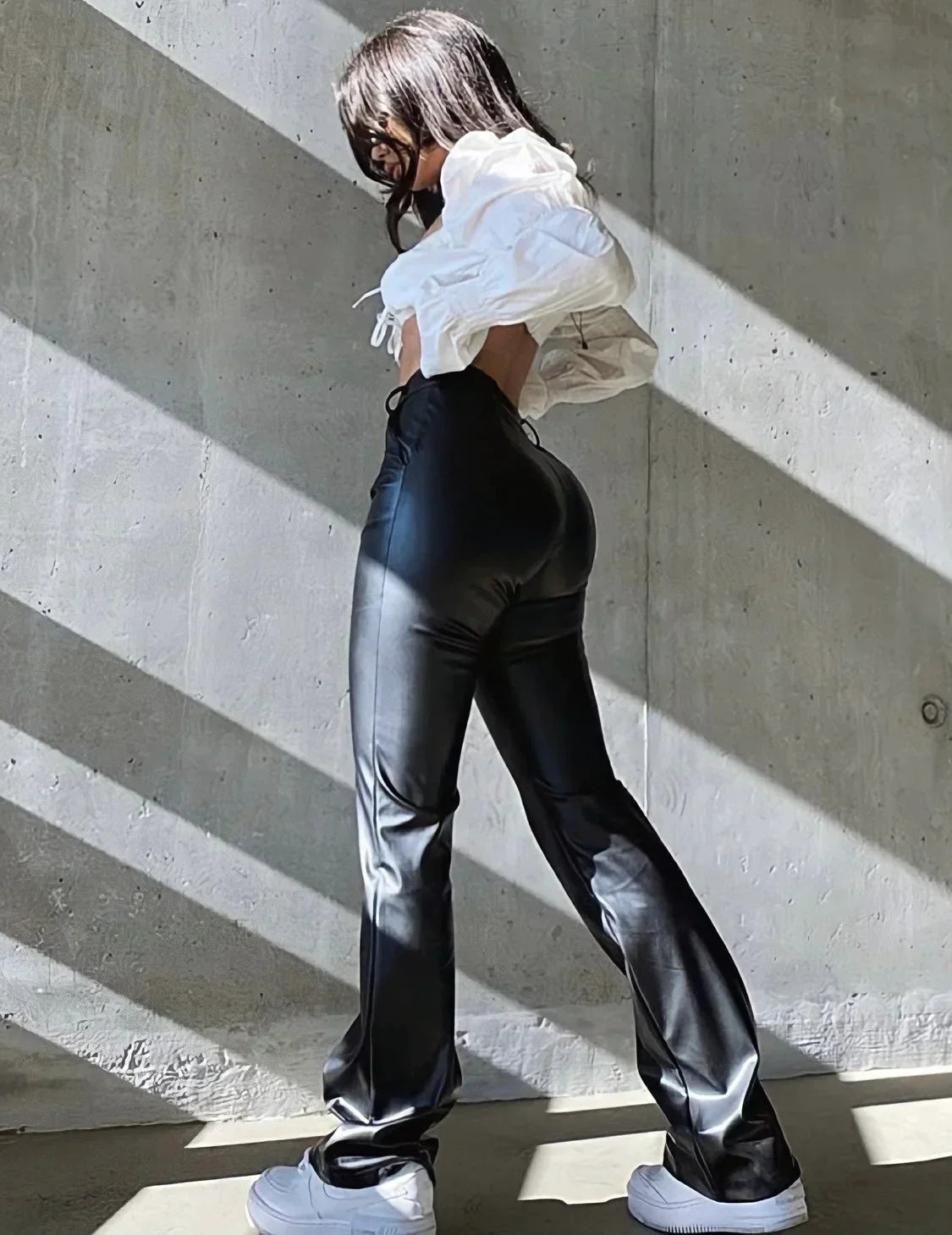 Pantalon Femme en Cuir Vegan Taille Haute – Coupe Droite Élégante en Similicuir