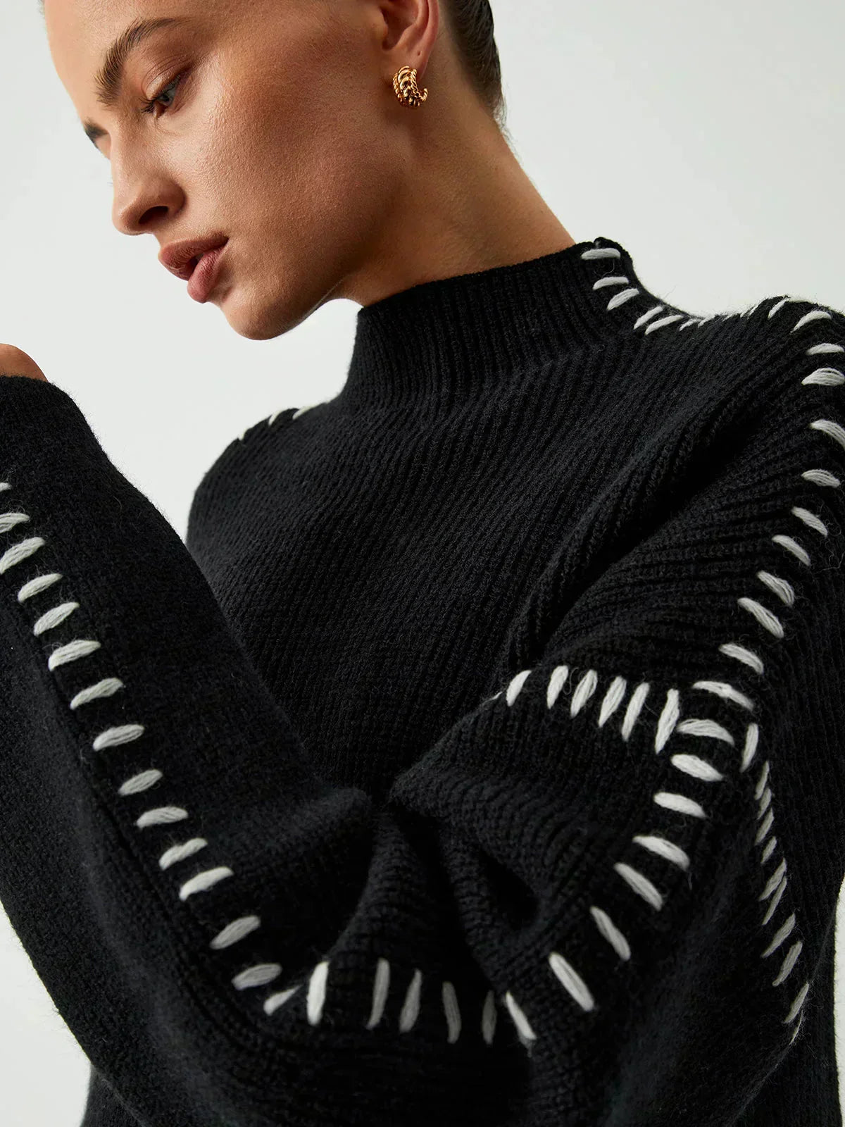 Pull court femme col montant en maille - Moderne et doux