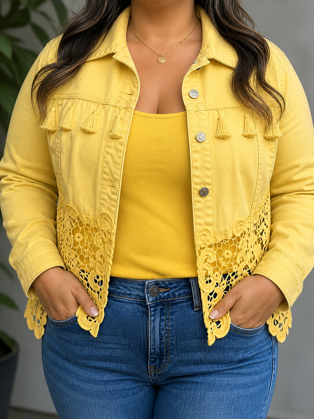 Chaqueta corta de mujer con flecos y encaje - Bohemia y elegante