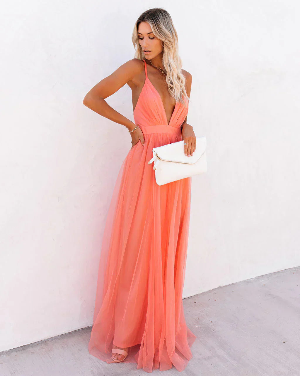 Femme Orange à Décolleté V et Évasée Robe d'invité de mariage – Élégante, Luxe