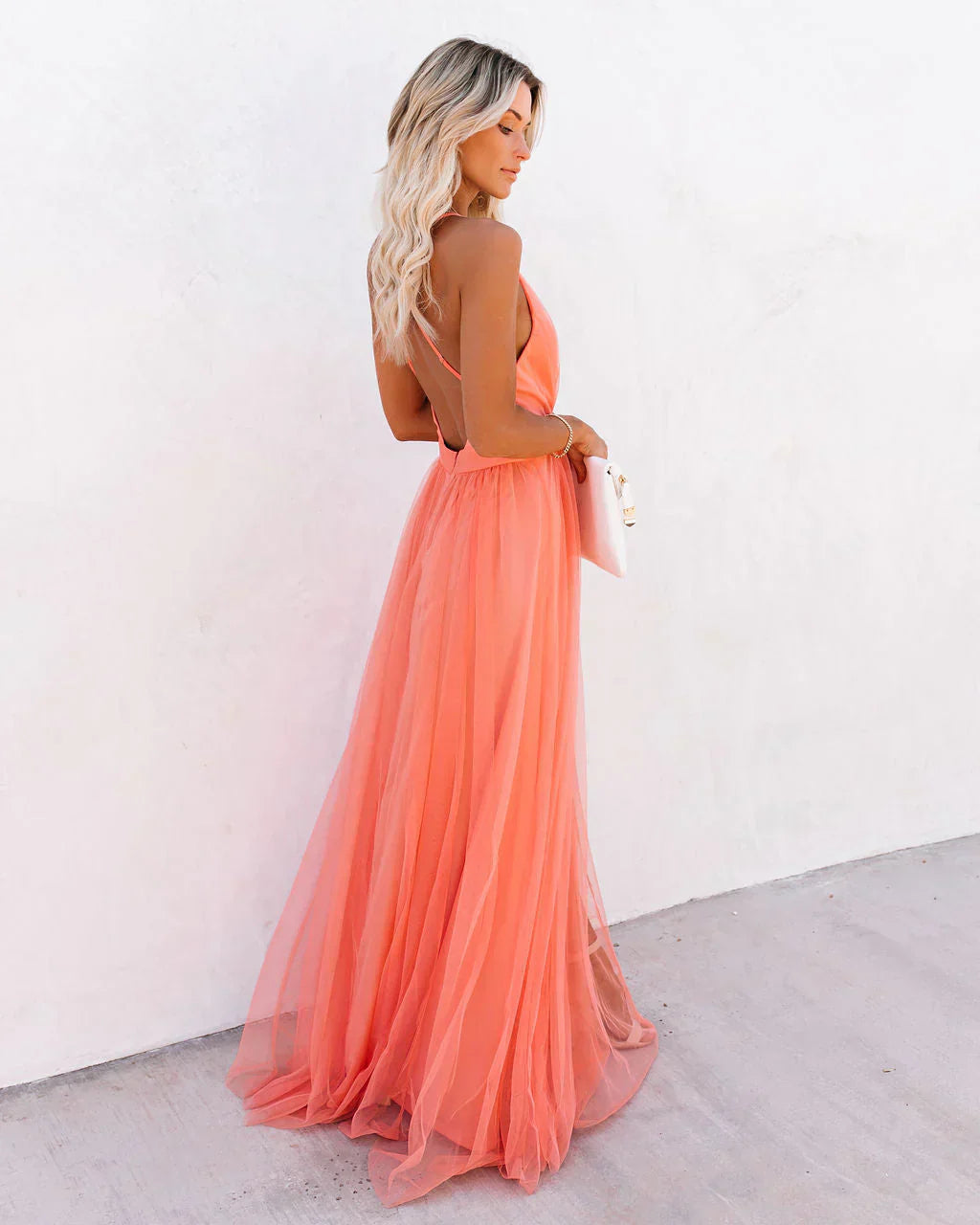 Femme Orange à Décolleté V et Évasée Robe d'invité de mariage – Élégante, Luxe