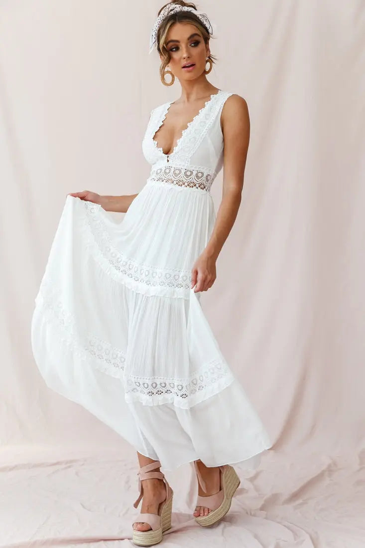 Robe longue blanche bohème pour femme – Empiècements en crochet, décolleté en V profond, coupe fluide, style estival