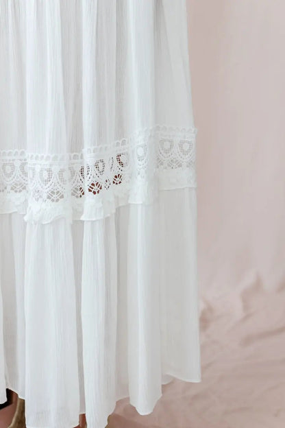 Robe longue blanche bohème pour femme – Empiècements en crochet, décolleté en V profond, coupe fluide, style estival