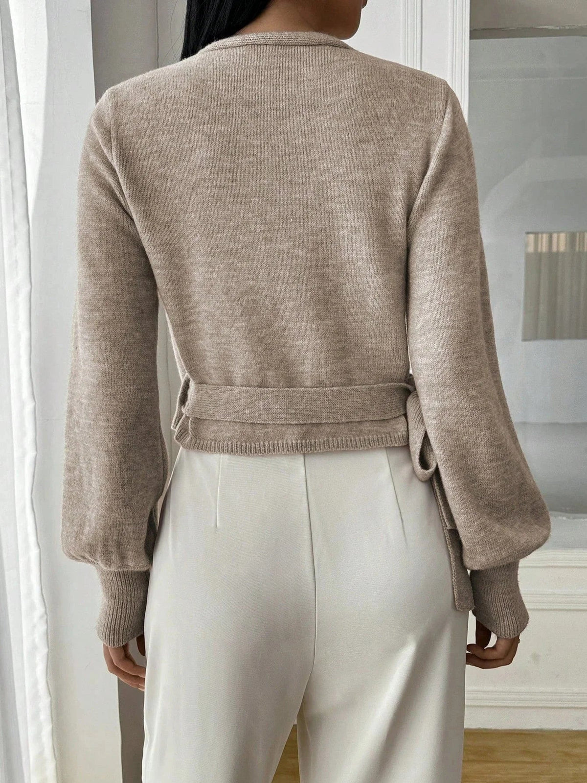 Elegante pullover incrociato da donna – Stile chic e moderno con maniche a palloncino