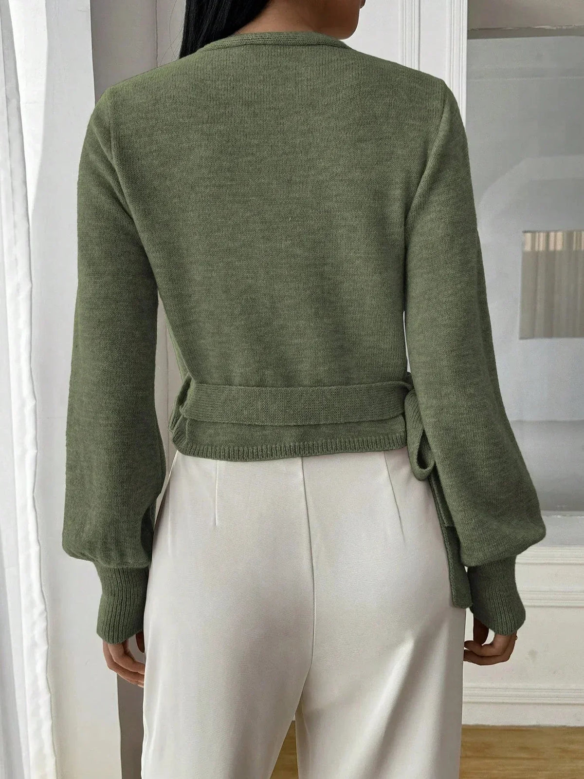 Elegante pullover incrociato da donna – Stile chic e moderno con maniche a palloncino