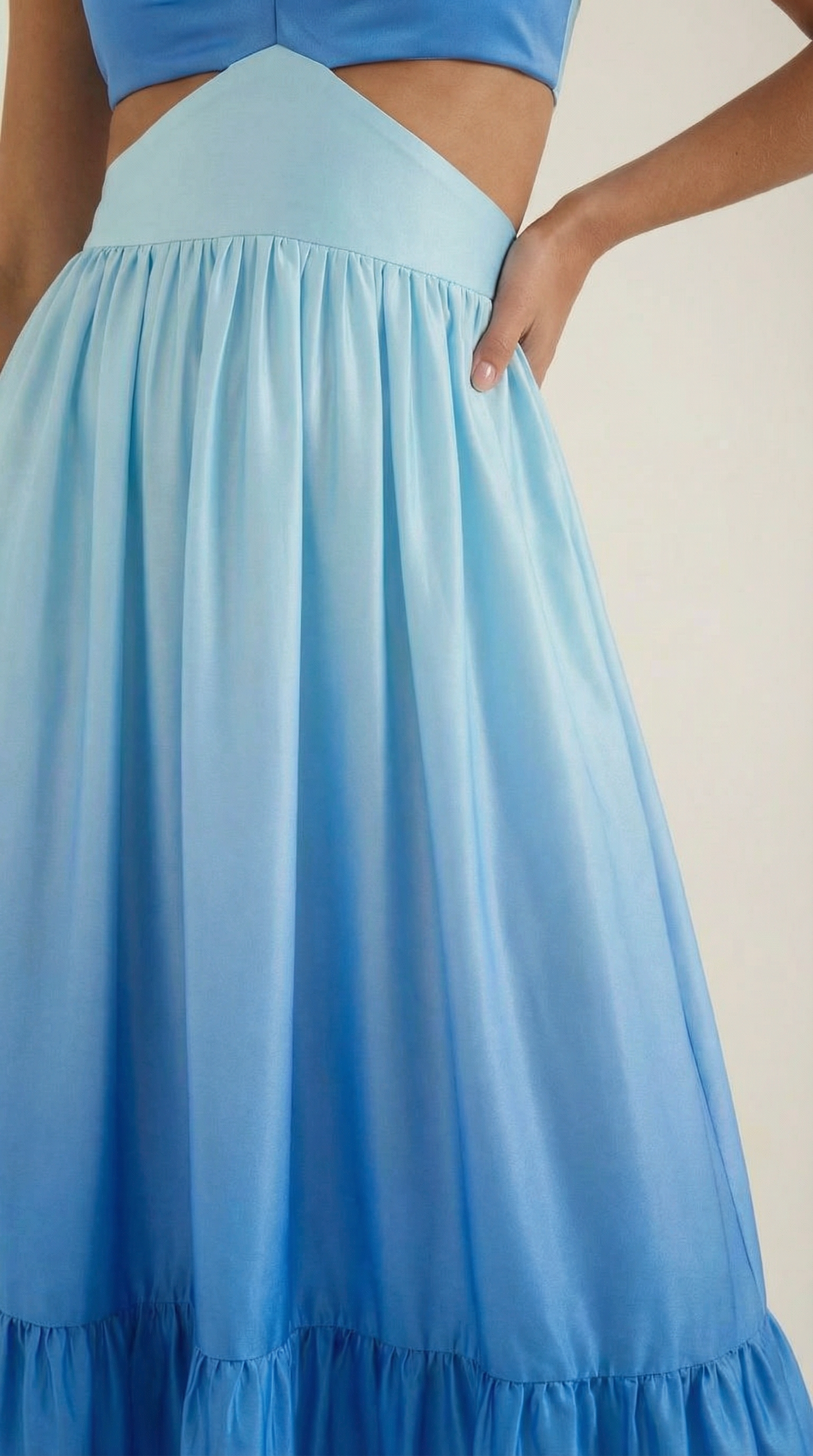 Robe Maxi Élégante Femme – Dos Nu Avec Découpe Col Cami