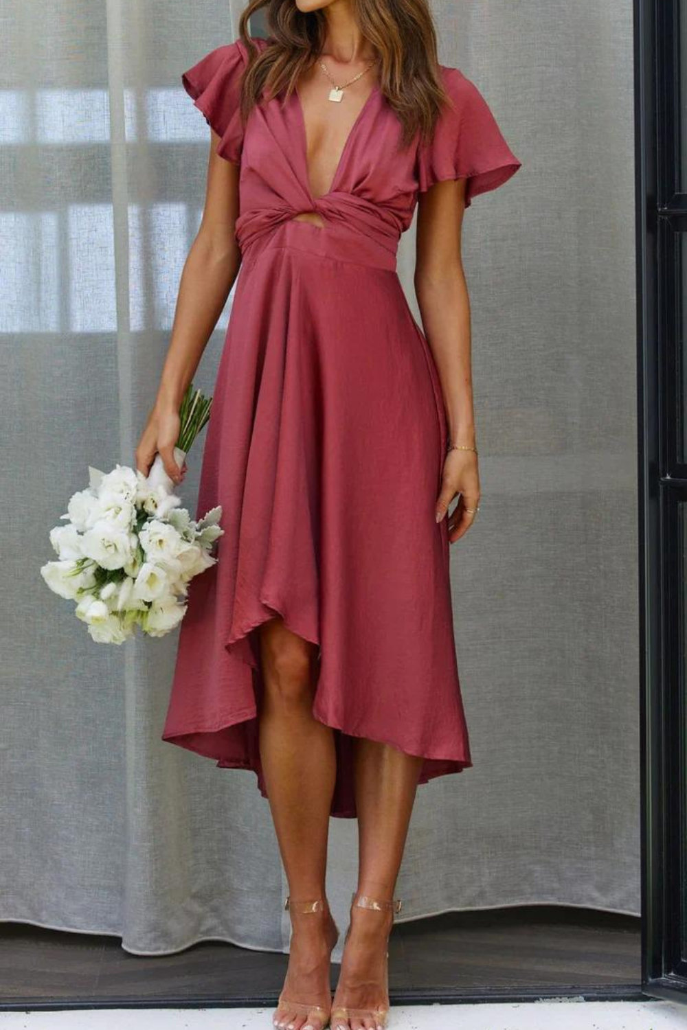 Robe midi satinée élégante à col en V profond pour femme – Manches papillon et jupe fluide asymétrique