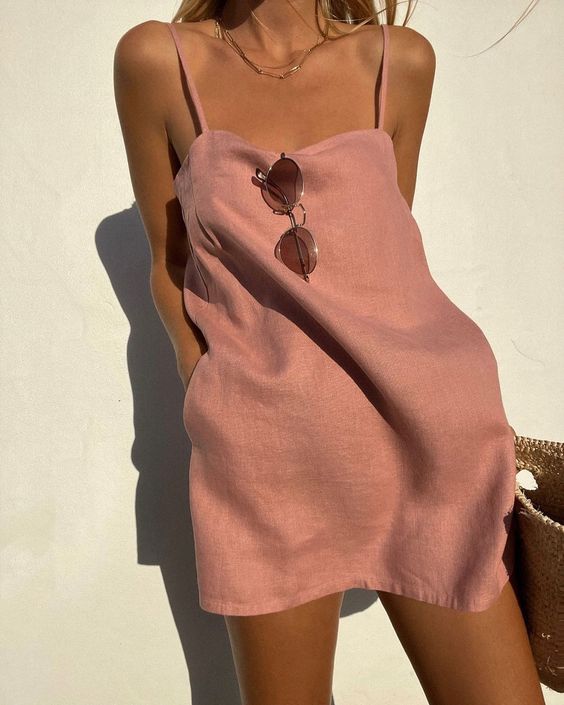Robe d’été courte à fines bretelles – Élégance minimaliste