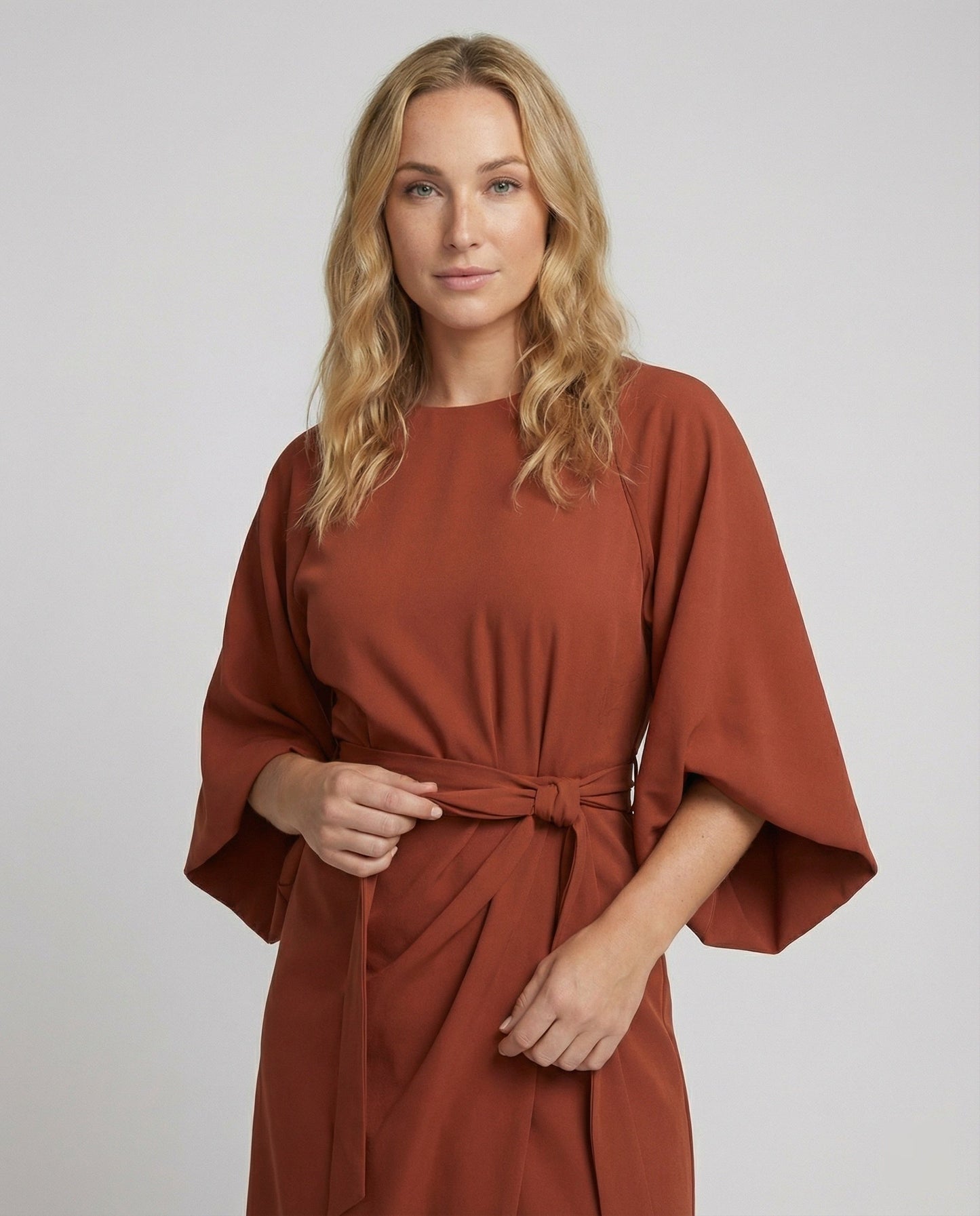 Robe Midi Élégante Femme – Coupe Portefeuille Ceinturée Manches Lanternes