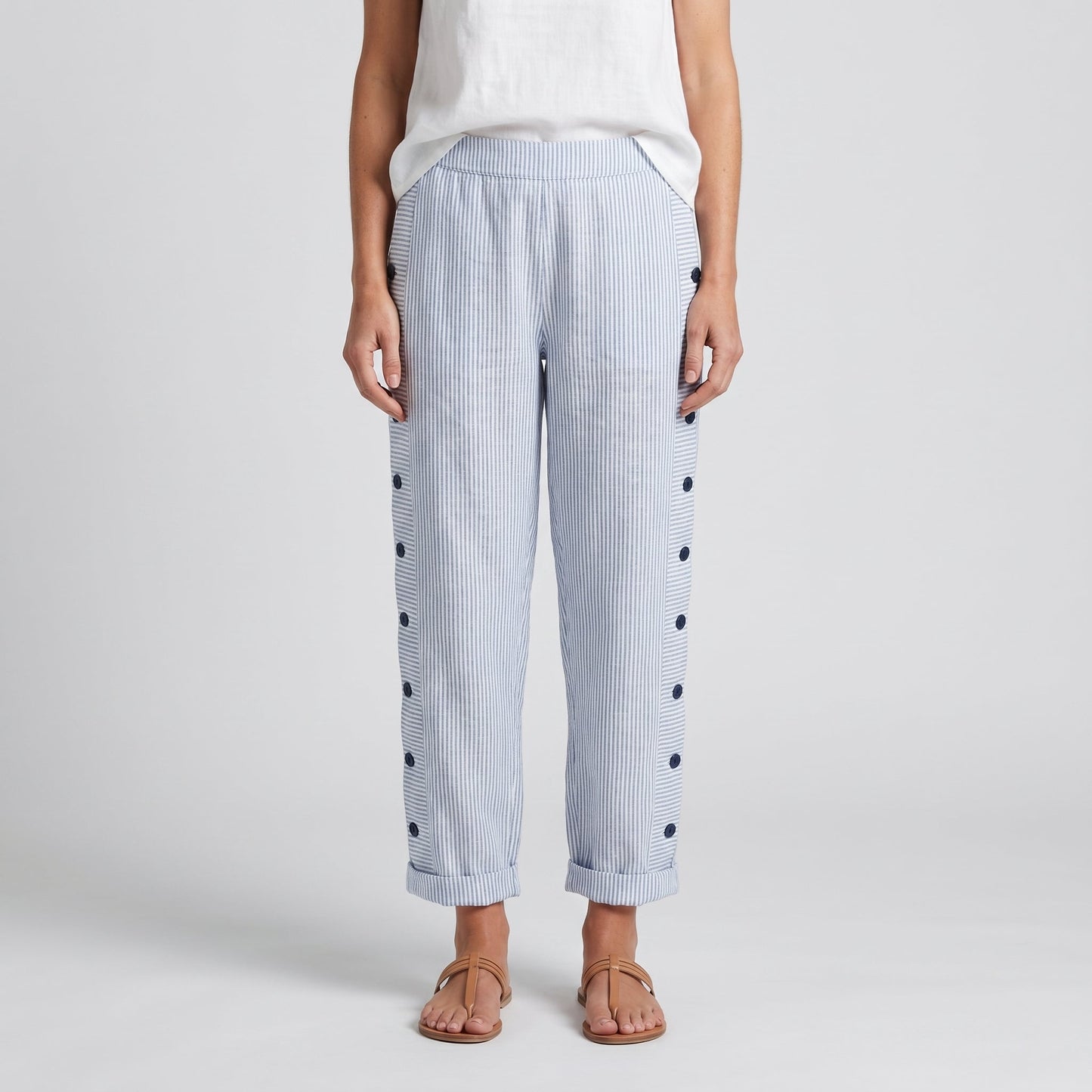 Pantalón de mujer a rayas con botones en contraste - Chic y fluido