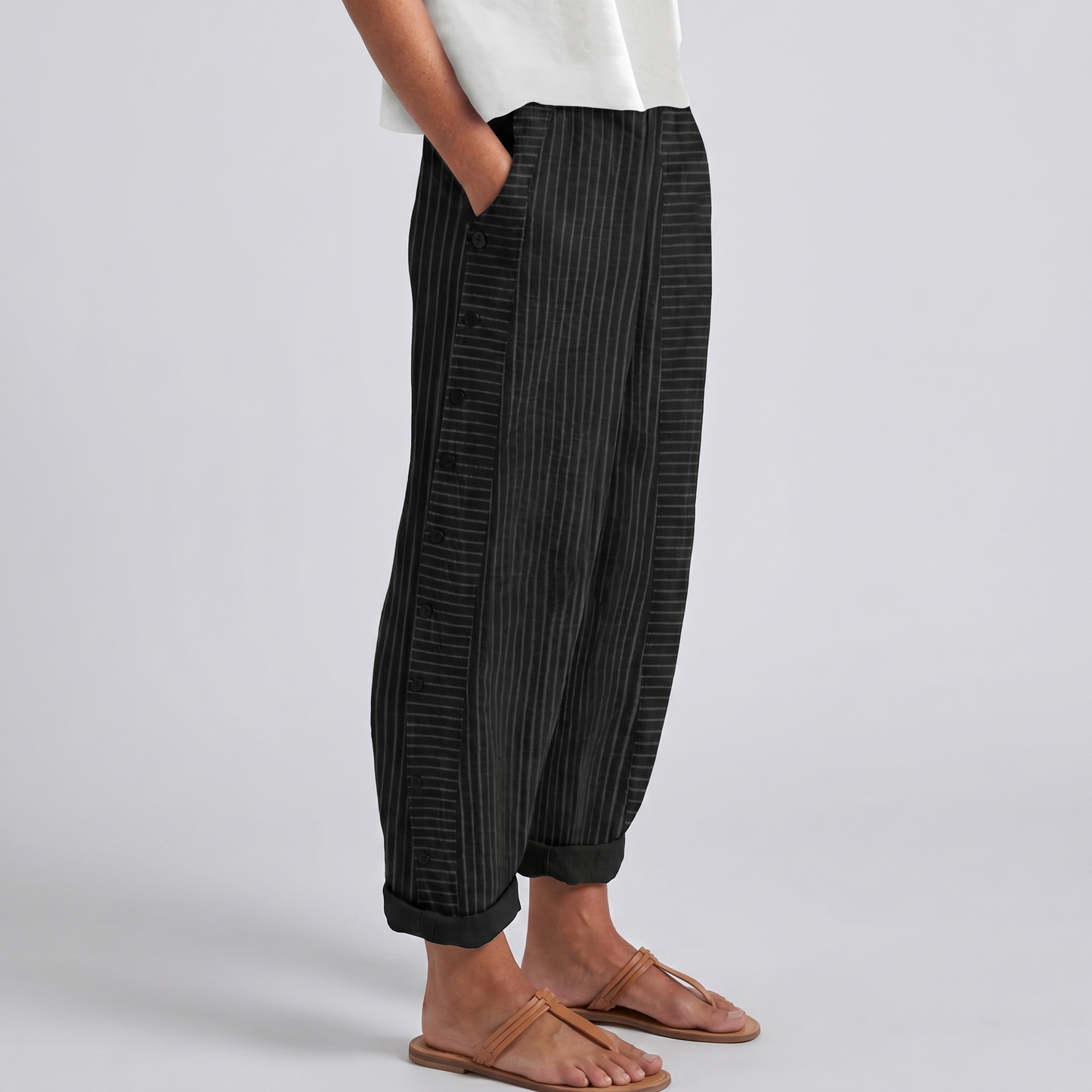 Pantalón de mujer a rayas con botones en contraste - Chic y fluido