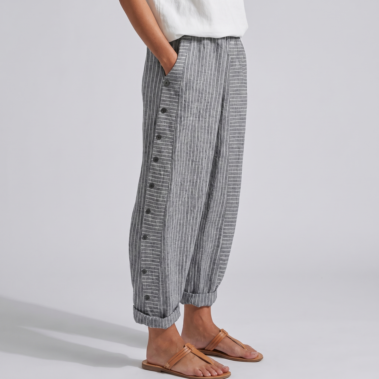 Pantalón de mujer a rayas con botones en contraste - Chic y fluido