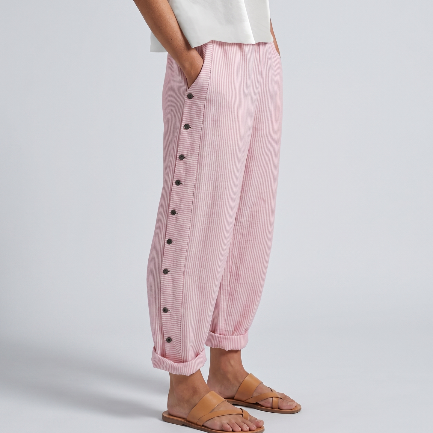 Pantalón de mujer a rayas con botones en contraste - Chic y fluido